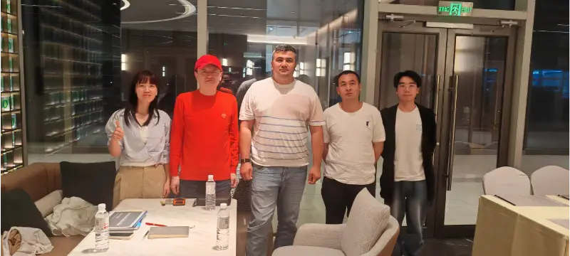 リーサは中央アジアのクライアントとビジネスについて話し合います